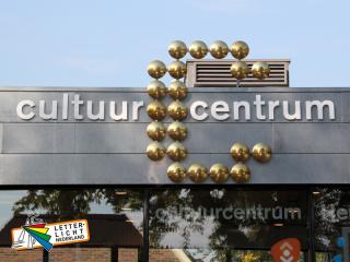 Gevel voorzien van witte plexiglas kunststof freesletters cultuur centrum